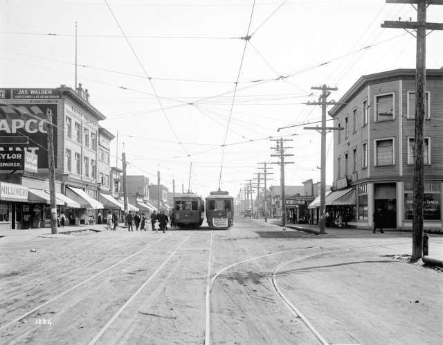 LGN 487 - [People entering streetcar on Main Street at 25th Avenue] 1912 ? W J Moore photo