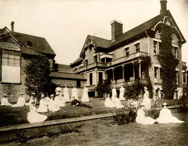 bu-p369-man-and-nurses-on-lawn-in-front-of-the-vancouver-city-hospital-530-cambie-street